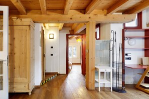 Interior - Apartment 'La Casa Del Noce' with Mountain View, Private Garden and Wi-Fi (Fiera di Primiero)