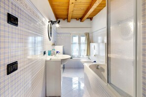 Bañera, secador de pelo, toallas