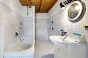 Bañera, secador de pelo, toallas