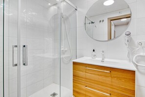 Dusche, Haartrockner, Handtücher