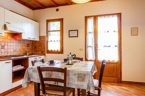 Fridge, stovetop, coffee/tea maker, highchair - Apartment "Geranio - Agriturismo La Fattoria" with Garden & Wi-Fi (Grosseto)