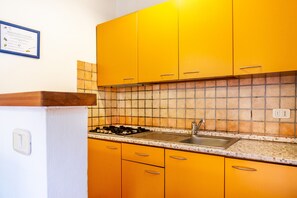 Kühlschrank, Herdplatte, Hochstuhl, Kochgeschirr/Geschirr/Besteck