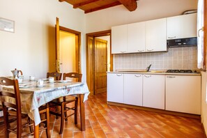 Kylskåp, spishäll, barnstol och grytor/köksredskap