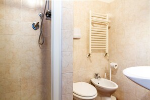 Een douche, een haardroger, handdoeken