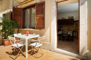 Outdoor dining - Holiday Home 'Carly Taormina' with Shared Terrace and Wi-Fi (Taormina)