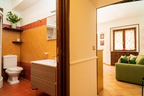 Shower, hair dryer, towels - Holiday Home 'Carly Taormina' with Shared Terrace and Wi-Fi (Taormina)