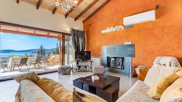 Televisión, chimenea