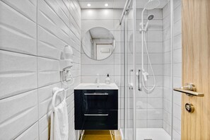 Chuveiro, secador de cabelo, toalhas de banho 