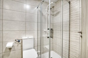 Douche, sèche-cheveux, serviettes fournies