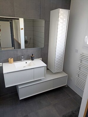 Douche, sèche-cheveux