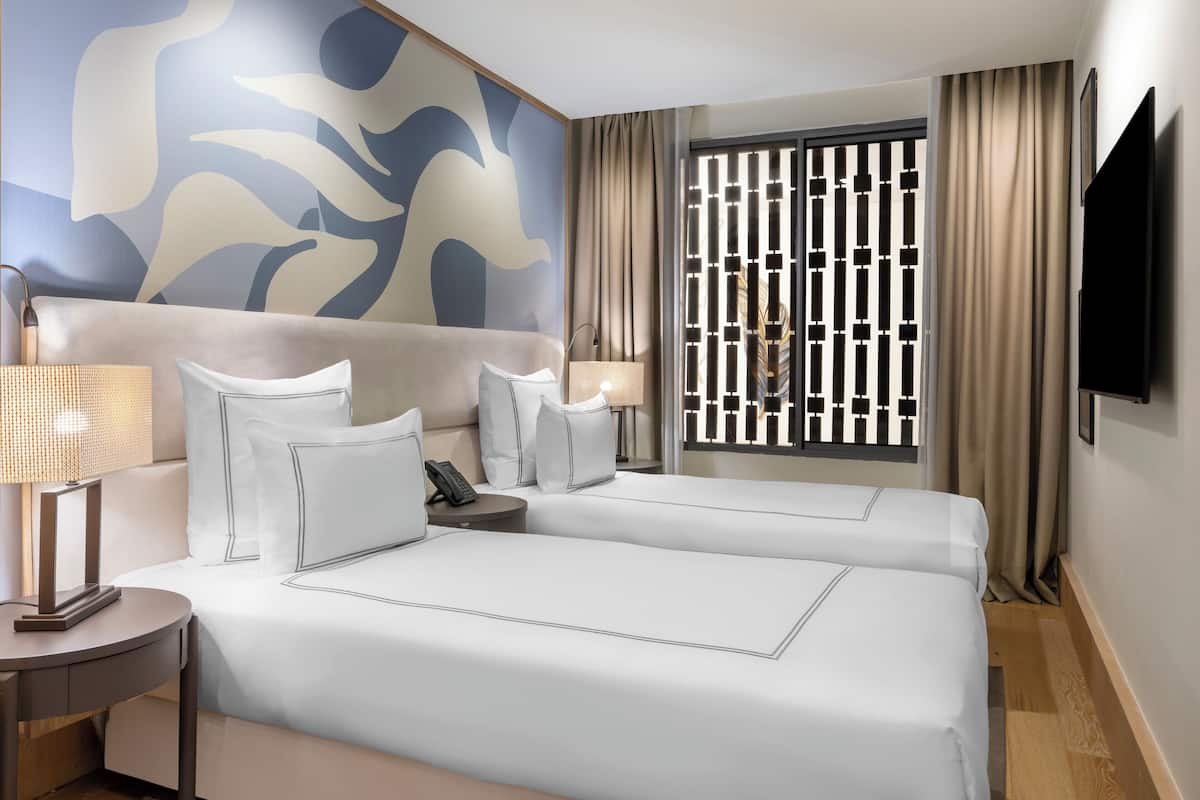 Executive Suite, 2 Bedrooms, Sea View | Sängtillbehör av högsta kvalitet, Select Comfort-madrasser och minibar