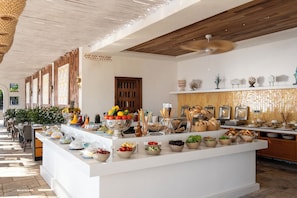 2 restaurants servant le petit déjeuner, le déjeuner et le dßner