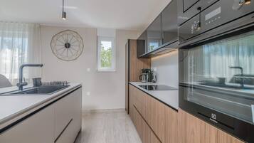 Een koelkast, een microgolfoven, een oven, een kookplaat