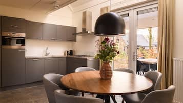 Fridge, microwave, stovetop, dishwasher
