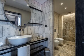 Douche, sèche-cheveux, serviettes fournies