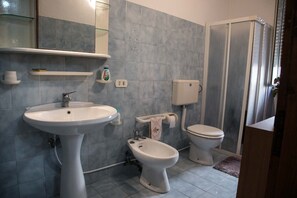 Douche, sĂšche-cheveux, serviettes fournies