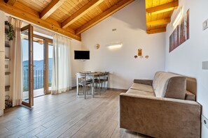 TV - Apartment "Agriturismo Bocca Nevese Betulla" with Lake View, Garden & Wi-Fi (Tremosine)