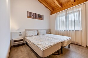 1 dormitorio, tabla de planchar con plancha, wifi gratis y ropa de cama