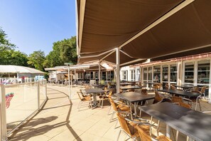 Outdoor dining - Mobile Home '8 Personnes' with Shared Pool and Private Terrace (Saint-Brevin-les-Pins)