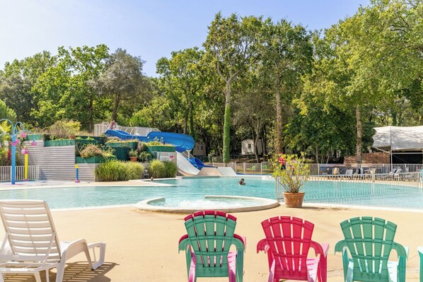 A heated pool - Mobile Home '8 Personnes' with Shared Pool and Private Terrace (Saint-Brevin-les-Pins)