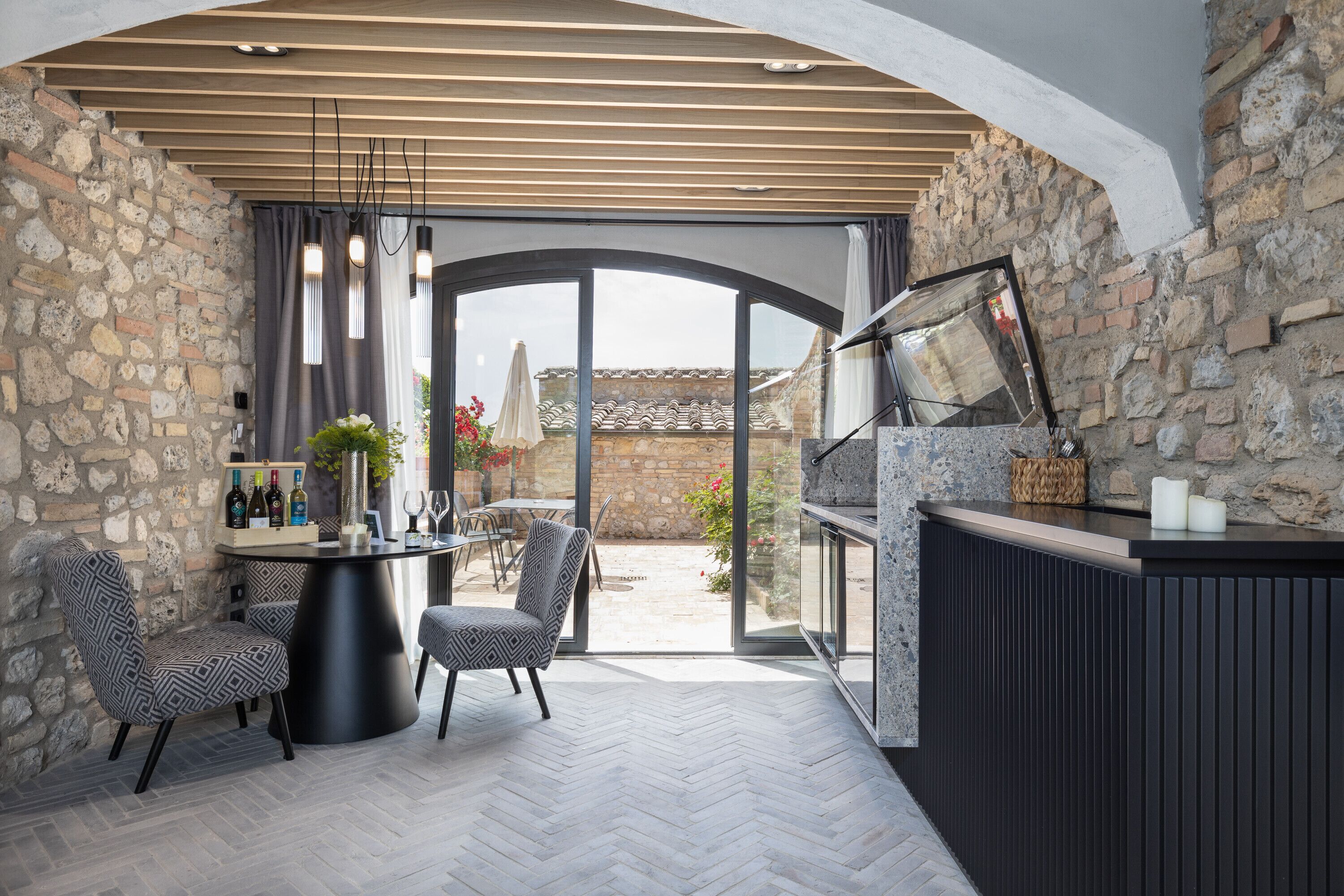 Refrigerador, microondas, parrilla de estufa y tetera eléctrica 