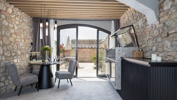 Refrigerador, microondas, parrilla de estufa y tetera eléctrica