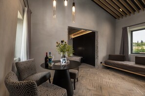 Un espace repas moderne avec des chaises à motifs, une table ronde et une vue par la fenêtre.