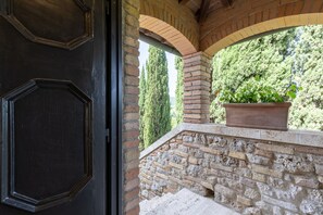 Exterior detail - Holiday Apartment "Suite Deluxe Torre" with Shared Pool and Wi-Fi (San Gimignano)
