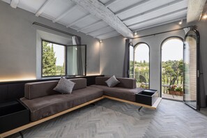 TV - Holiday Apartment "Suite Deluxe Torre" with Shared Pool and Wi-Fi (San Gimignano)