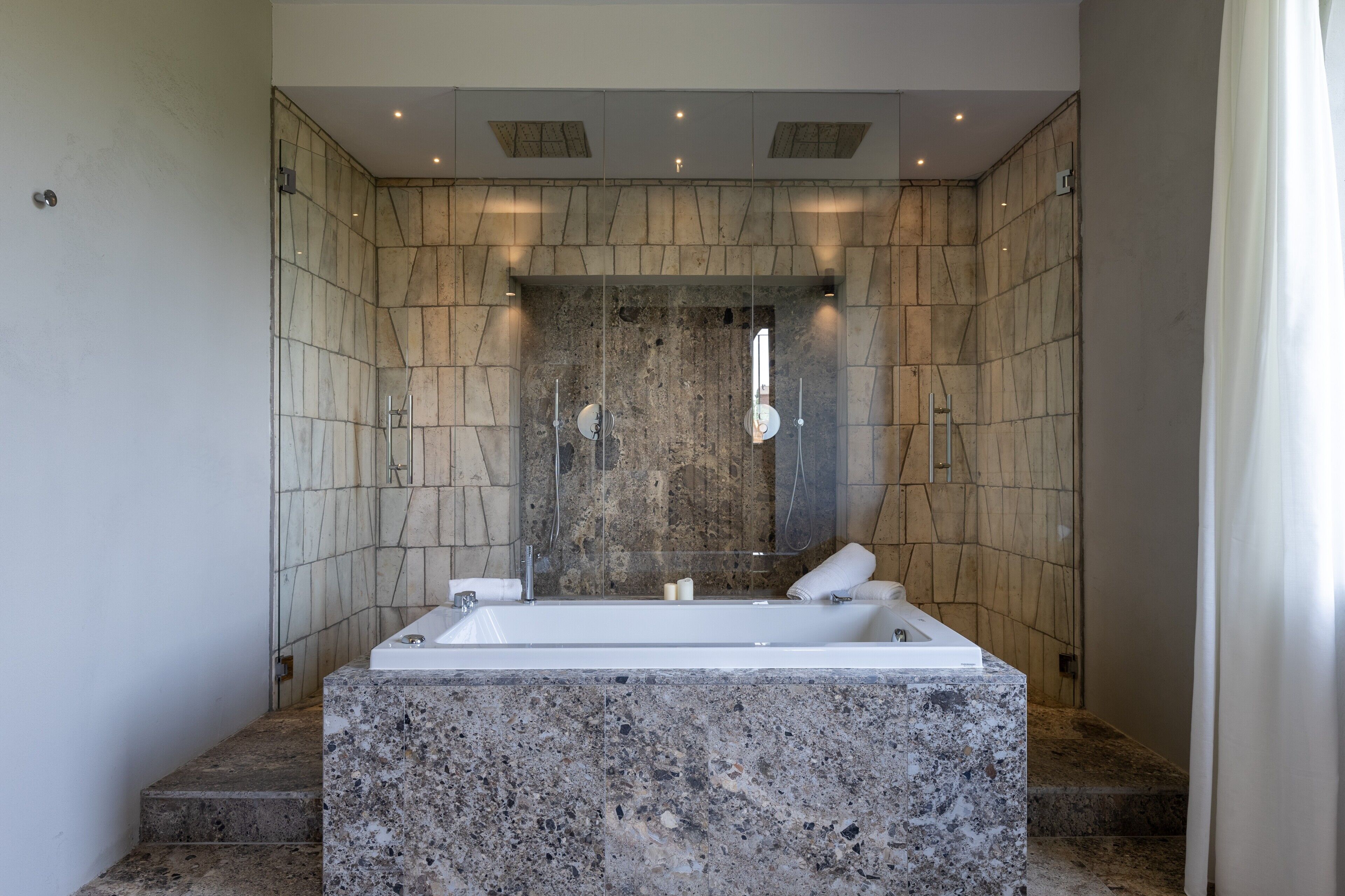 Badewanne, kostenlose Toilettenartikel, Haartrockner, Handtücher
