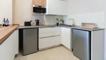 Frigorifero, microonde, forno, piano cottura