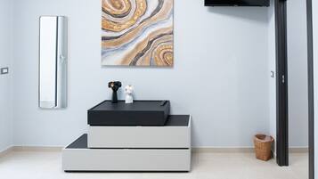 1 camera, una cassaforte in camera, ferro/asse da stiro