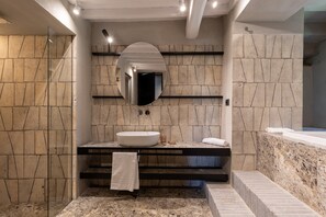 Badewanne, Haartrockner, Handtücher