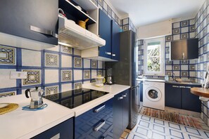 Fridge, microwave, oven, stovetop - Apartment 'Il Giardino Di Giò' with Mountain View, Private Terrace and Wi-Fi (Finale Ligure)