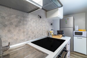 Fridge, microwave, oven, stovetop - Holiday Apartment 'Cheyenne's House' with Terrace, Balcony & Wi-Fi (Siracusa)