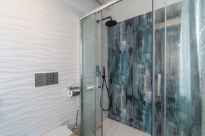 Bathtub, hair dryer, towels - Holiday Apartment 'Cheyenne's House' with Terrace, Balcony & Wi-Fi (Siracusa)