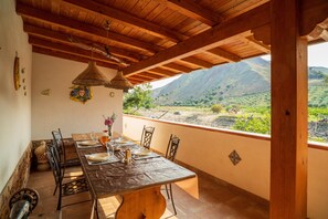 Outdoor dining - Holiday Home 'Teleferica' with Mountain View, Wi-Fi and Air Conditioning (Bronte)