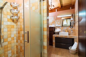 Douche, articles de toilette gratuits, sèche-cheveux
