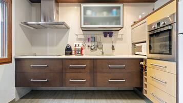 Frigorifero, microonde, forno, piano cottura