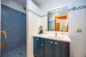 Badekar, hårføner og håndklær