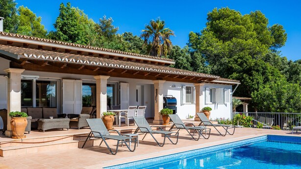 A poolside area with lounge chairs, a barbecue, and a covered patio. - Villa 'Victoria' with Private Pool, Wi-Fi and Air Conditioning (Crestatx)