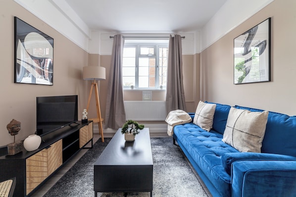Appartement | Woonruimte | Een 37-inch televisie met kabelzenders, Netflix en streamingdiensten