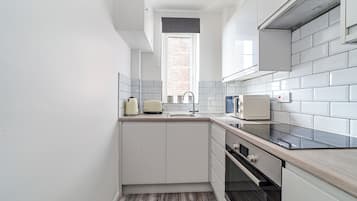 Apartment | Private kitchen | Fridge, oven, stovetop, coffee/tea maker