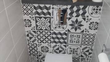 Een douche, handdoeken