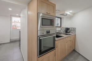 Fridge, microwave, oven, stovetop - Holiday Apartment "Dans Maison Atypique" with Wi-Fi (Montrond-les-Bains)