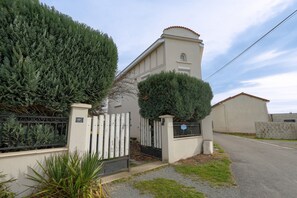 Property grounds - Holiday Apartment "Dans Maison Atypique" with Wi-Fi (Montrond-les-Bains)