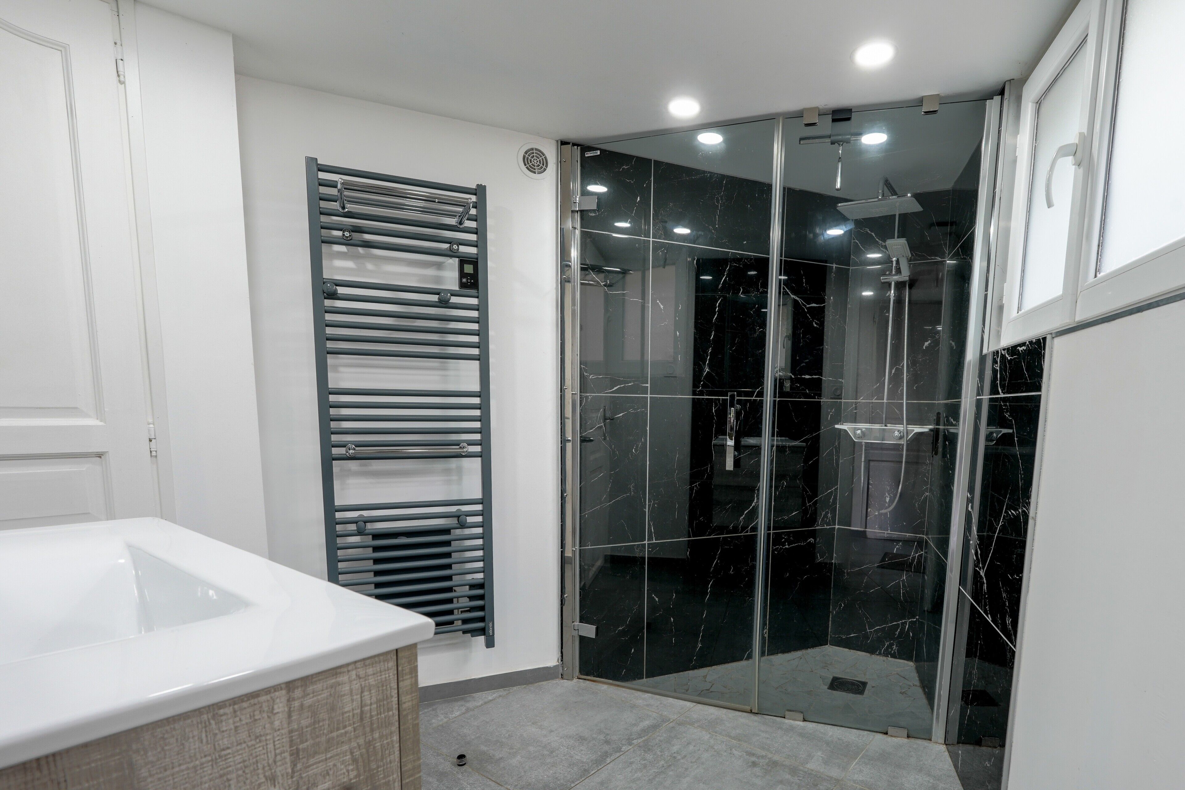 Shower, free toiletries, towels