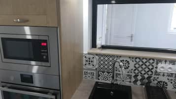 Een koelkast, een microgolfoven, een oven, een kookplaat