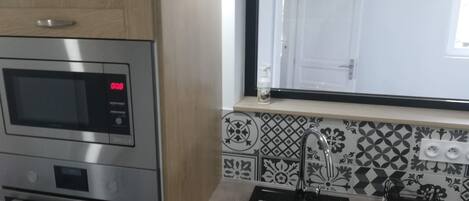 Een koelkast, een magnetron, een oven, een kookplaat