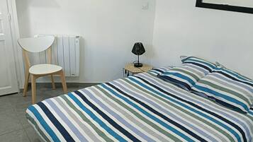 1 slaapkamer, een strijkplank/strijkijzer, gratis wifi, beddengoed